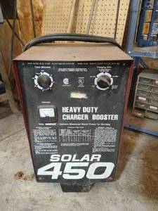 lot 406 image: Heavy Duty Charger Booster