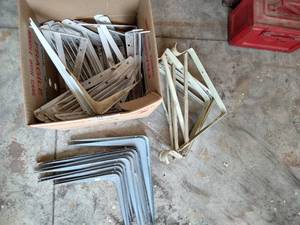 lot 451 image: Box of Many Wall & Shelf Brackets