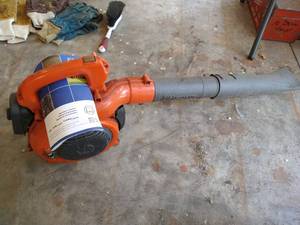 lot 462 image: Husqvarna 125B Leaf Blower