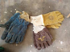 lot 472 image: Three Pairs Heavy Gloves