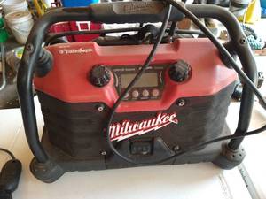lot 476 image: Milwaukee Jobsite Radio