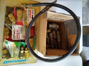 lot 480 image: Two Boxes of Pneumatic Couplers