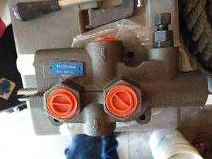 lot 502 image: Hydraulic Directional Control Valve