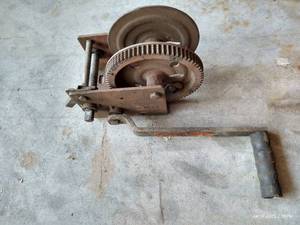 lot 528 image: Manual Winch