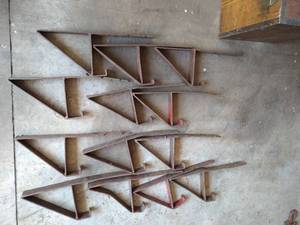 lot 538 image: Thirteen Roof Jacks