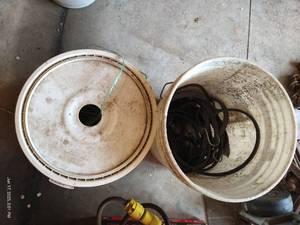 lot 553 image: Bucket of Twine & Tie Down Straps