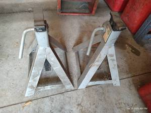 lot 595 image: Six Ton Jack Stands
