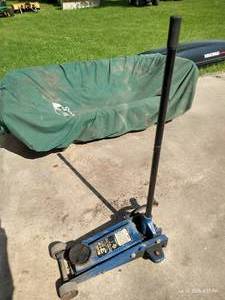lot 609 image: 3 12 Ton Service Jack
