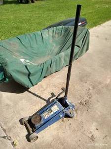lot 611 image: 3 12 Ton Service Jack