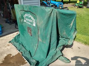 lot 614 image: Ice Fishing Sled House w Auger