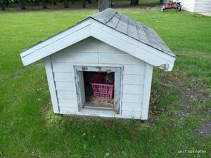 lot 628 image: Dog House w Solar Panel in Back