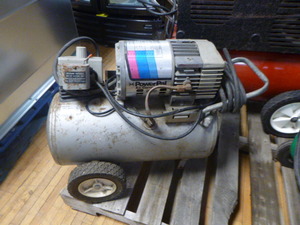 lot 20 image: Campbell Hausfeld Power Pal Air Compressor