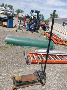 lot 24 image: Arcon Floor Jack