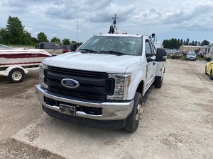 lot 1 image: 2019 Ford F350 Service Body