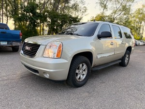 lot 8 image: 2013 GMC YUKON XL SLT 4x4 (NO RESERVE)