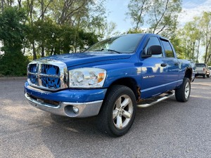 lot 13 image: 2007 DODGE RAM 1500 SLT 4x4 No Accidents (NO RESERVE)