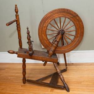 lot 539 image: Antique Spinning Wheel