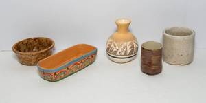 lot 555 image: Pottery - Five Pieces