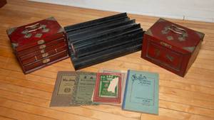 lot 557 image: Vintage Mahjong Set with Vintage Instruction Books