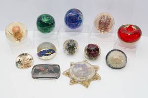 lot 559 image: Variety of Vintage Paperweights  Glass & Resin with Encased Flowers