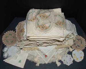 lot 570 image: Vintage Linens - Embriodered