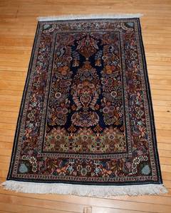 lot 624 image: Small Rug  30.5 x 52  Excellent Condition