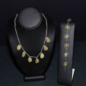 lot 679 image: Green Stone Necklace and Bracelet