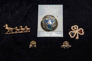 lot 626 image: Miscellaneous Brooches - Irish Themes