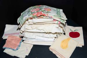 lot 632 image: Vintage Linens - Table Coverings, Towels, Etc.