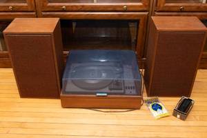 lot 671 image: Vintage KLH Model 26 Turntable with Speakers  Untested