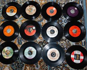lot 691 image: Set of 45 RPM Records  Vintage Collection