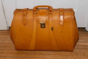 lot 695 image: Vintage Tan Travel Suitcase  Doctors Bag