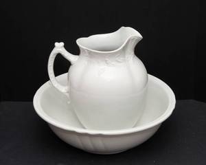 lot 668 image: Royal Ironstone China Water Pitcher and Wash Basin