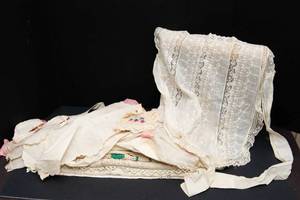 lot 714 image: Vintage Linens - Waist Aprons, Crocheted Items and Pillowcases