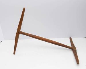 lot 756 image: Antique Handcrafted Niddy Noddy (18 x 14)