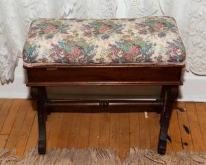 lot 757 image: VintageAntique Victorian-Style Cushioned Bench that Opens (19x10x17)