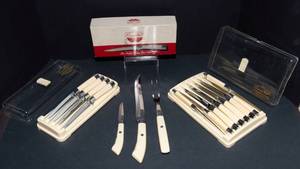 lot 827 image: Set of 12 Carvel Hall Steak Knives by Briddell with Matching Carving Set