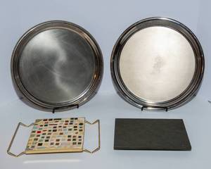 lot 858 image: A set of Silver-Toned Trays and a Set of Sturdy Trivets
