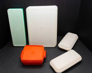 lot 865 image: Set of Five Vintage Tupperware
