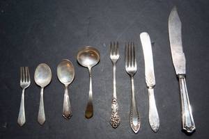 lot 868 image: Sterling Silver Silverware (8 pieces)  7 ounces