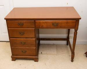 lot 825 image: Ethan Allen Maple Wood Desk with Laminate Top