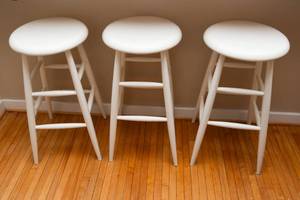 lot 875 image: Set of Three Wooden Bar Height Barstools (29 tall)