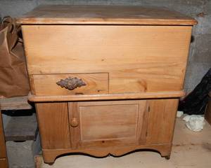 lot 897 image: Antique Pine Lift Top Washstand