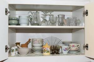 lot 485 image: Kitchen Cabinet Full of Glassware