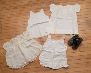 lot 514 image: Vintage Baby Clothes and Shoes