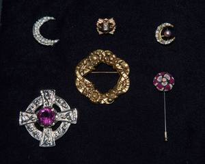 lot 489 image: Variety of Brooches