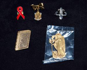 lot 697 image: Set of 5 Assorted Vintage Brooches