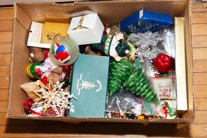lot 718 image: Miscellaneous Christmas Ornaments