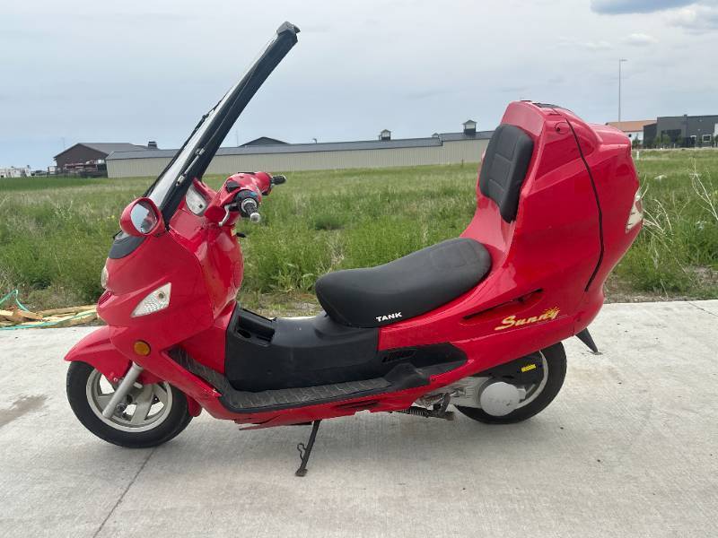 lot 1 image: 150cc Courier Scooter with Retractable Roof