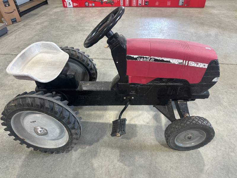 lot 11 image: Ertl Case IH Pedal Tractor 20 Tall 32 Long